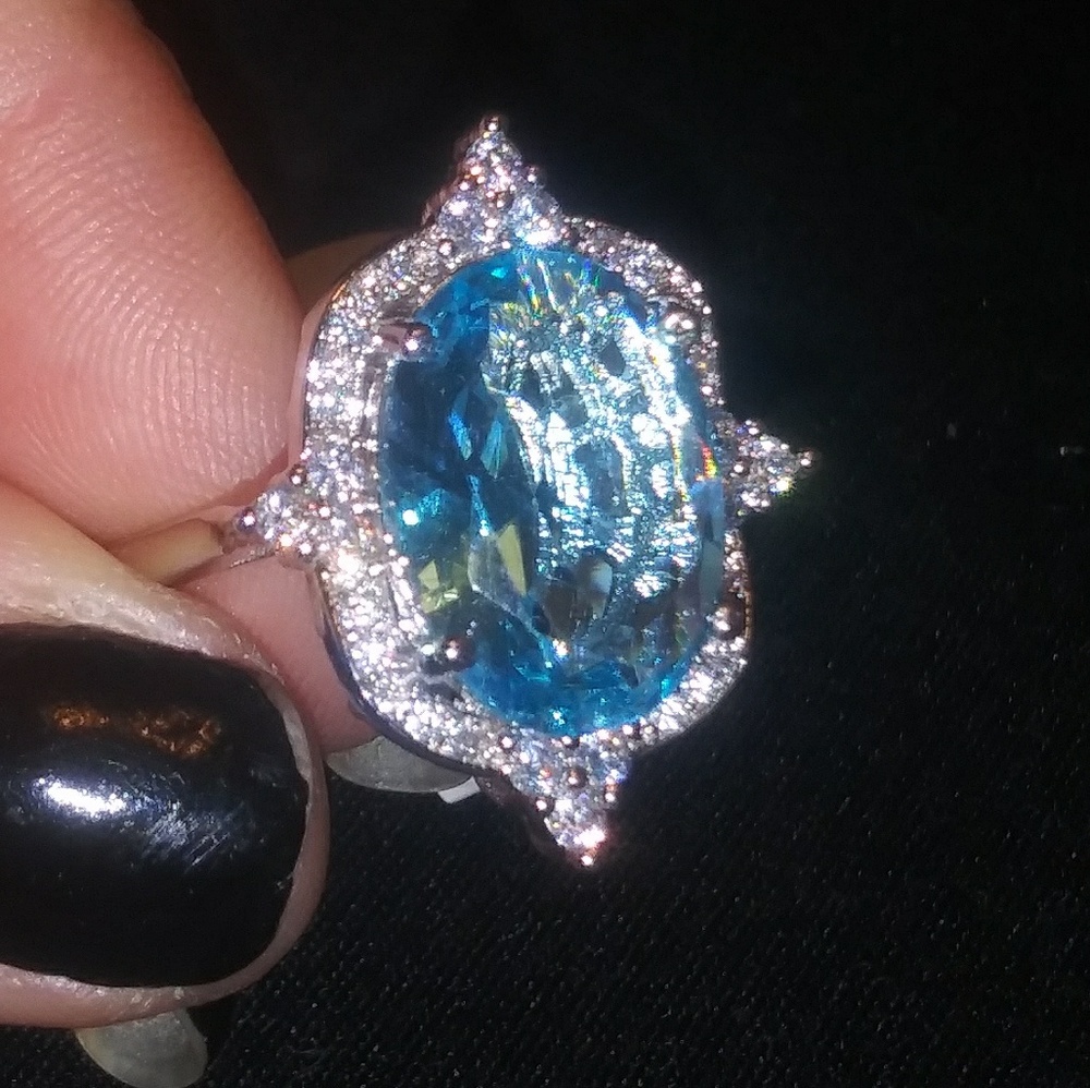 💙💙Stunning large topaz with CZ surrounding 💙💙